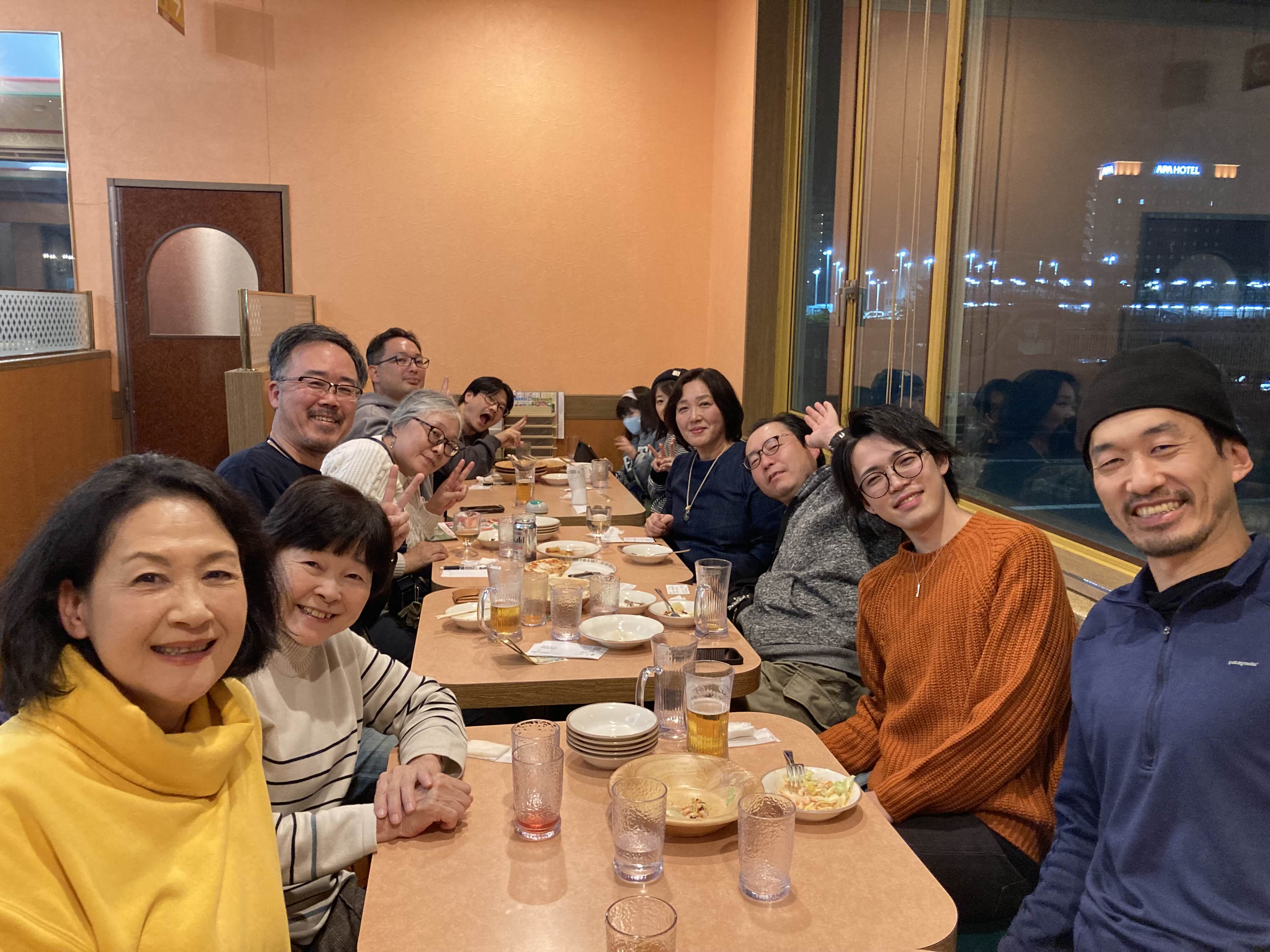 COCoLaのオフ会で笑顔で集まる参加者のみなさん